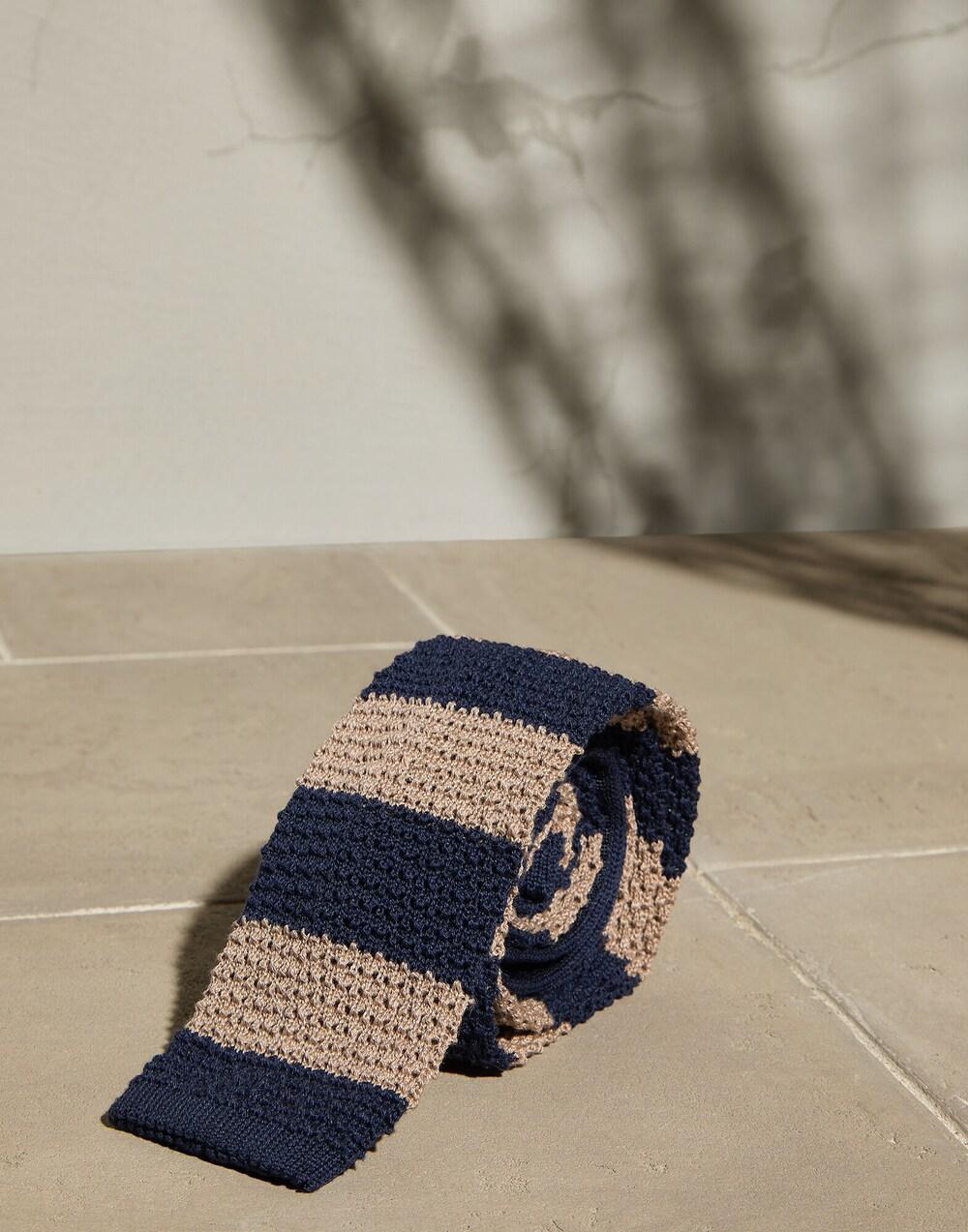 BRUNELLO CUCINELLI MEN'S NAVY AND BEIGE STRIPED KNIT TIE